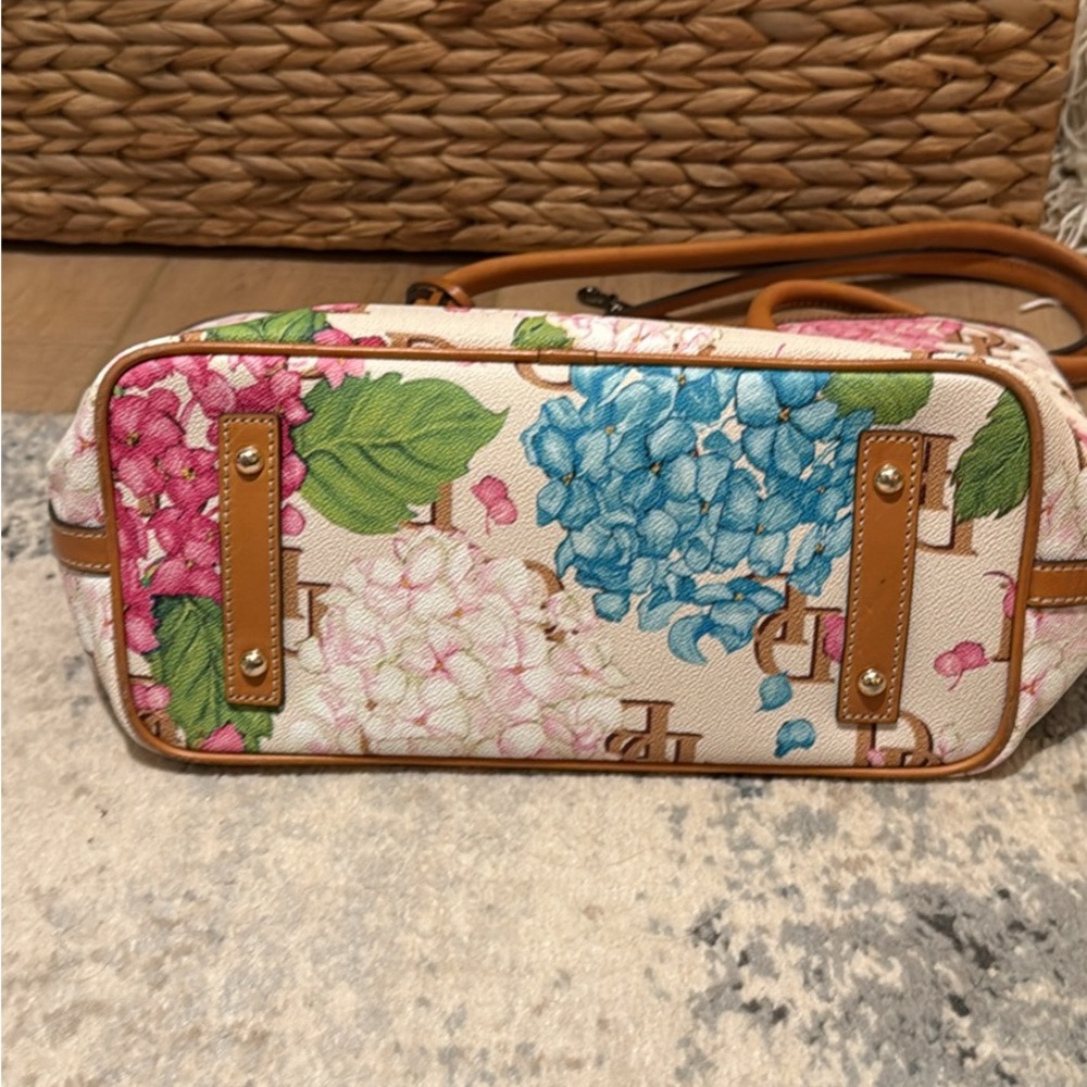 DOONEY & BOURKE Hydrangeas Monogram Tote Bag - Picture 4 of 10